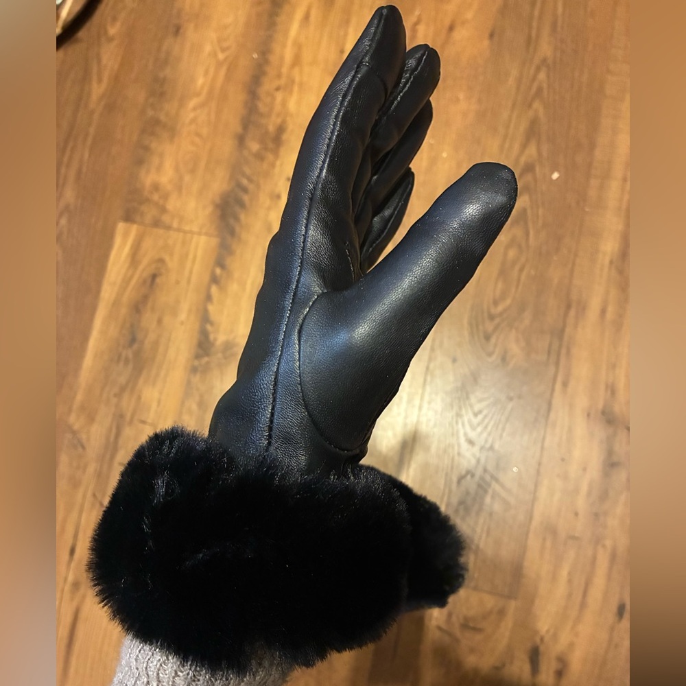 Elegant Black Leather Gloves with Faux Fur Trim